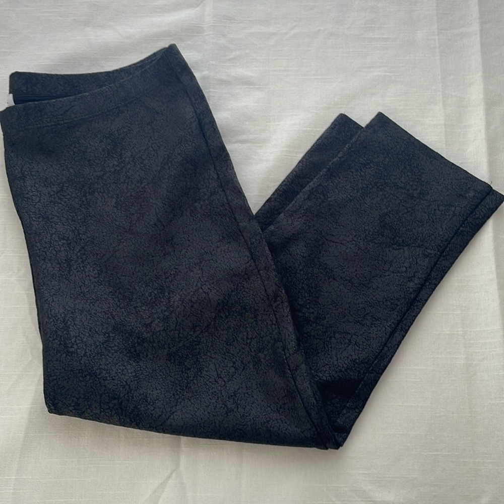 Splendid woman’s crop pants. Size medium. Faux suede. Black